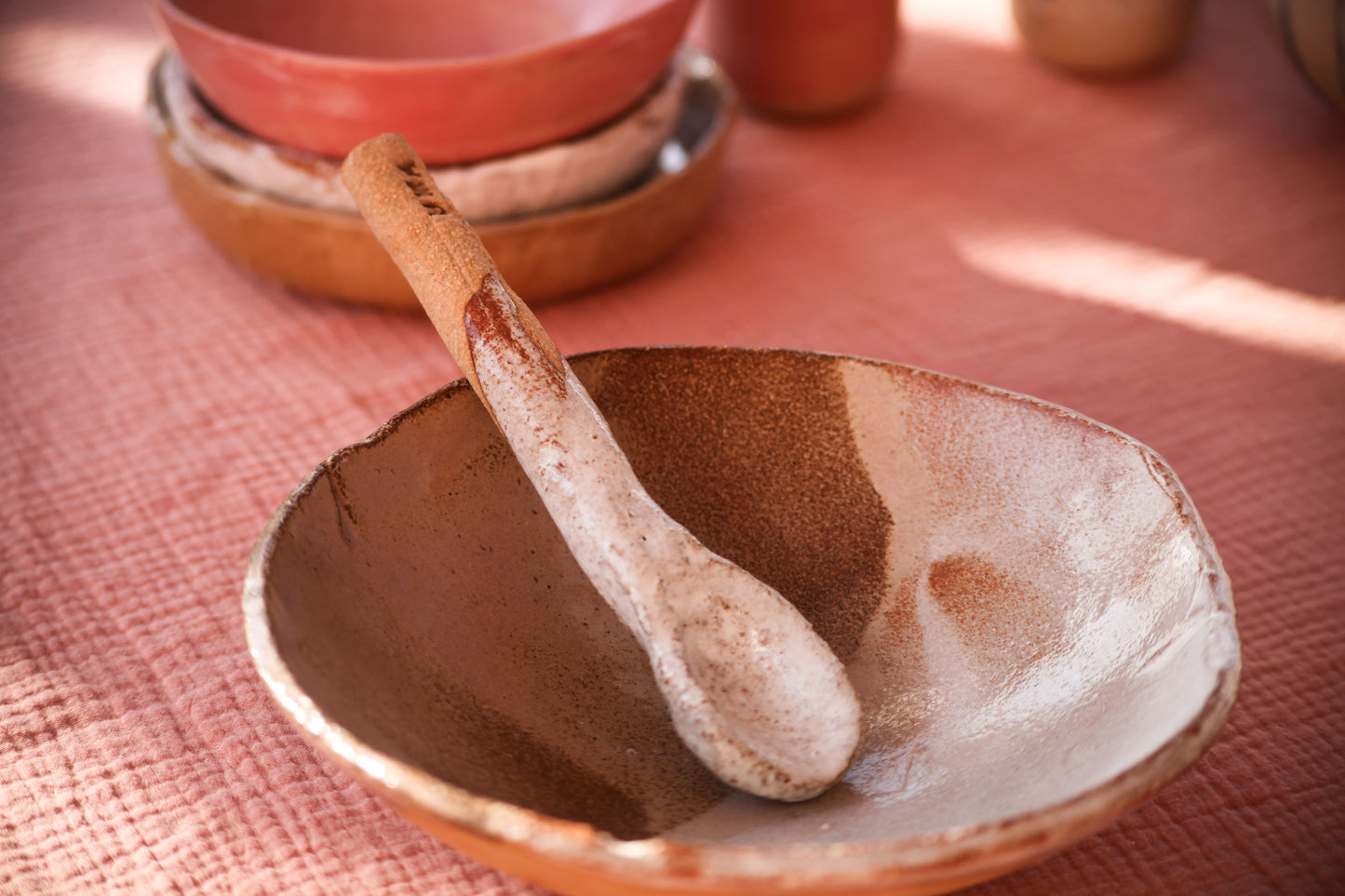 Grande assiette creuse terre rousse chamotté blanc, beige et brun