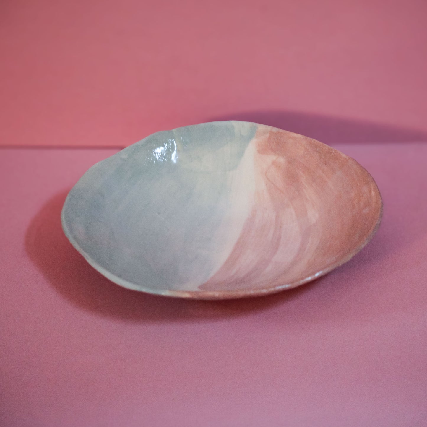 Grande assiette rose terracota et bleu lagune