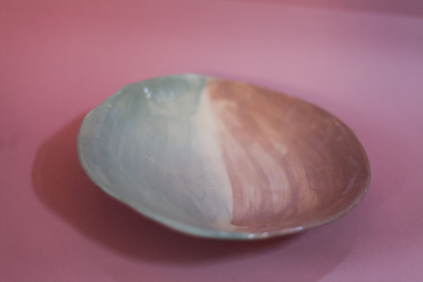 Grande assiette rose terracota et bleu lagune