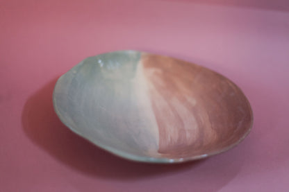 Grande assiette rose terracota et bleu lagune