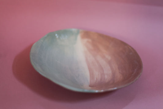 Grande assiette rose terracota et bleu lagune