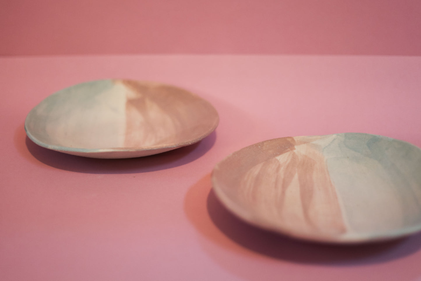 Grande assiette rose terracota et bleu lagune