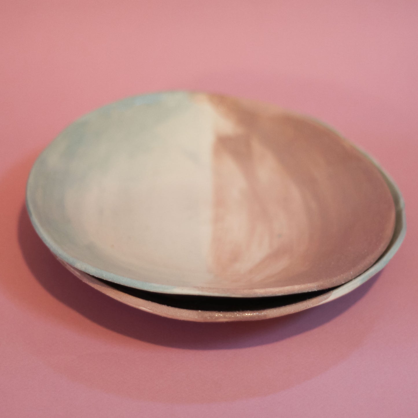 Grande assiette rose terracota et bleu lagune