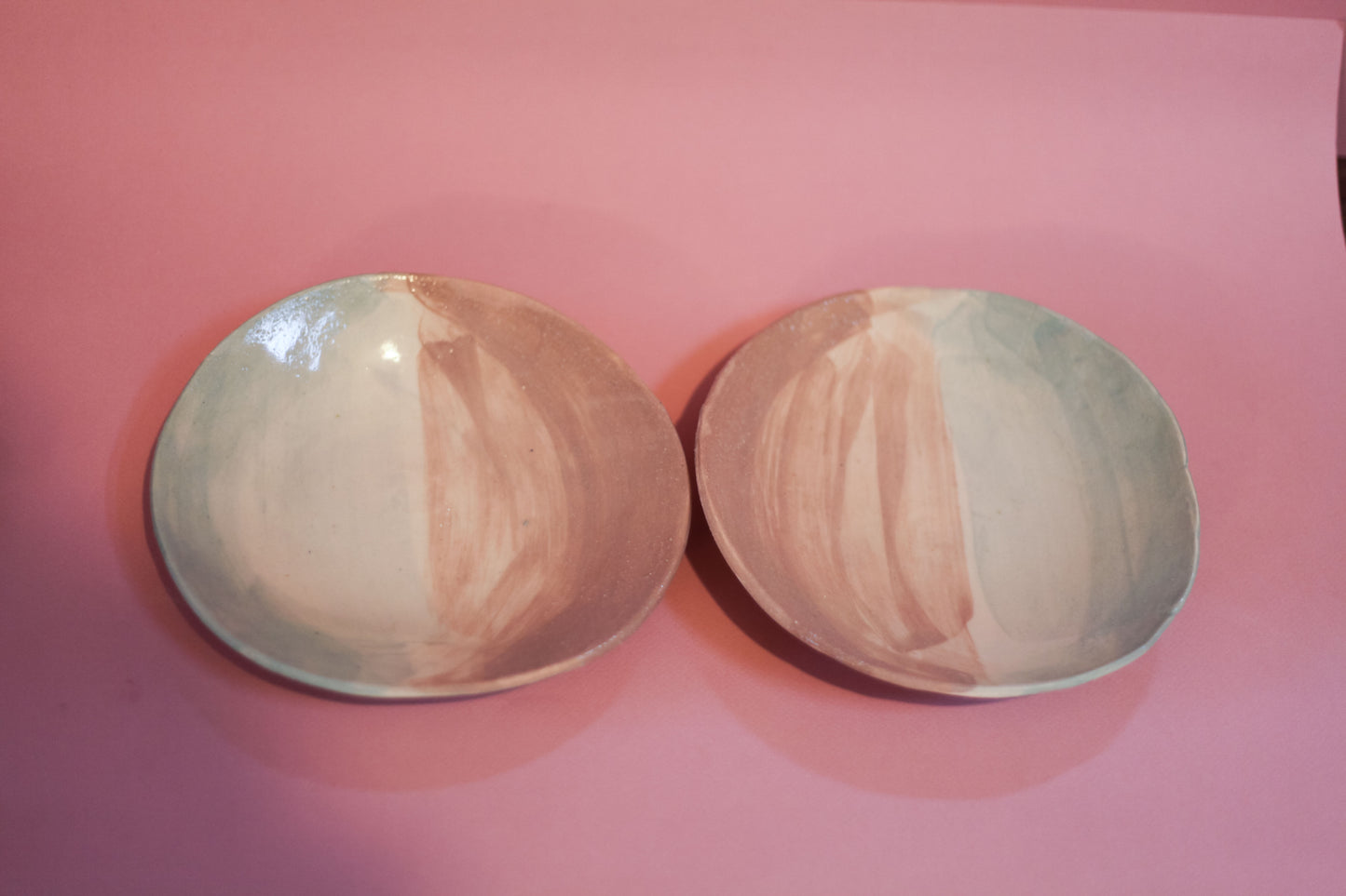 Assiette de service rose et bleu