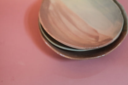 Grande assiette rose terracota et bleu lagune