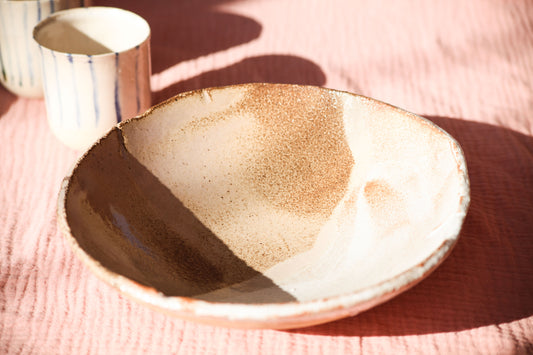 Grande assiette creuse terre rousse chamotté blanc, beige et brun