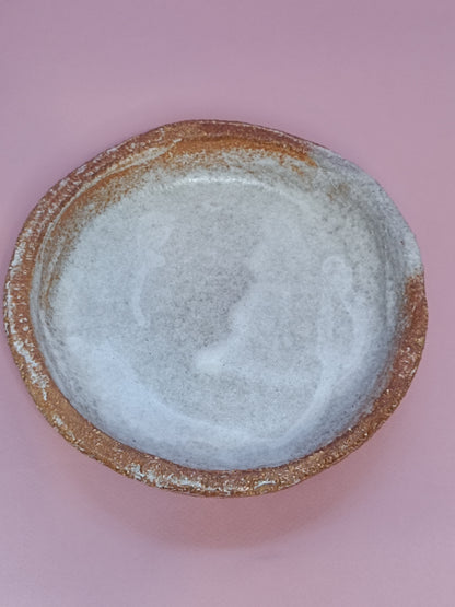 Grande assiette creuse terre rousse émail blanc