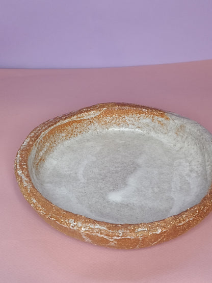 Grande assiette creuse terre rousse émail blanc