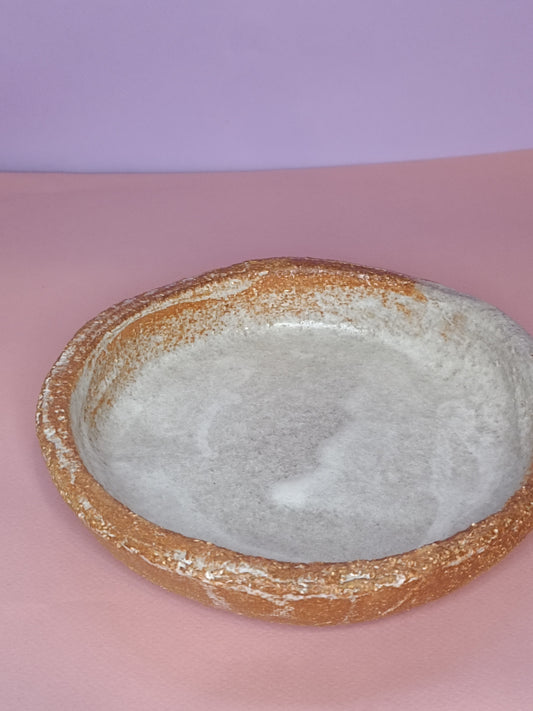 Grande assiette creuse terre rousse émail blanc